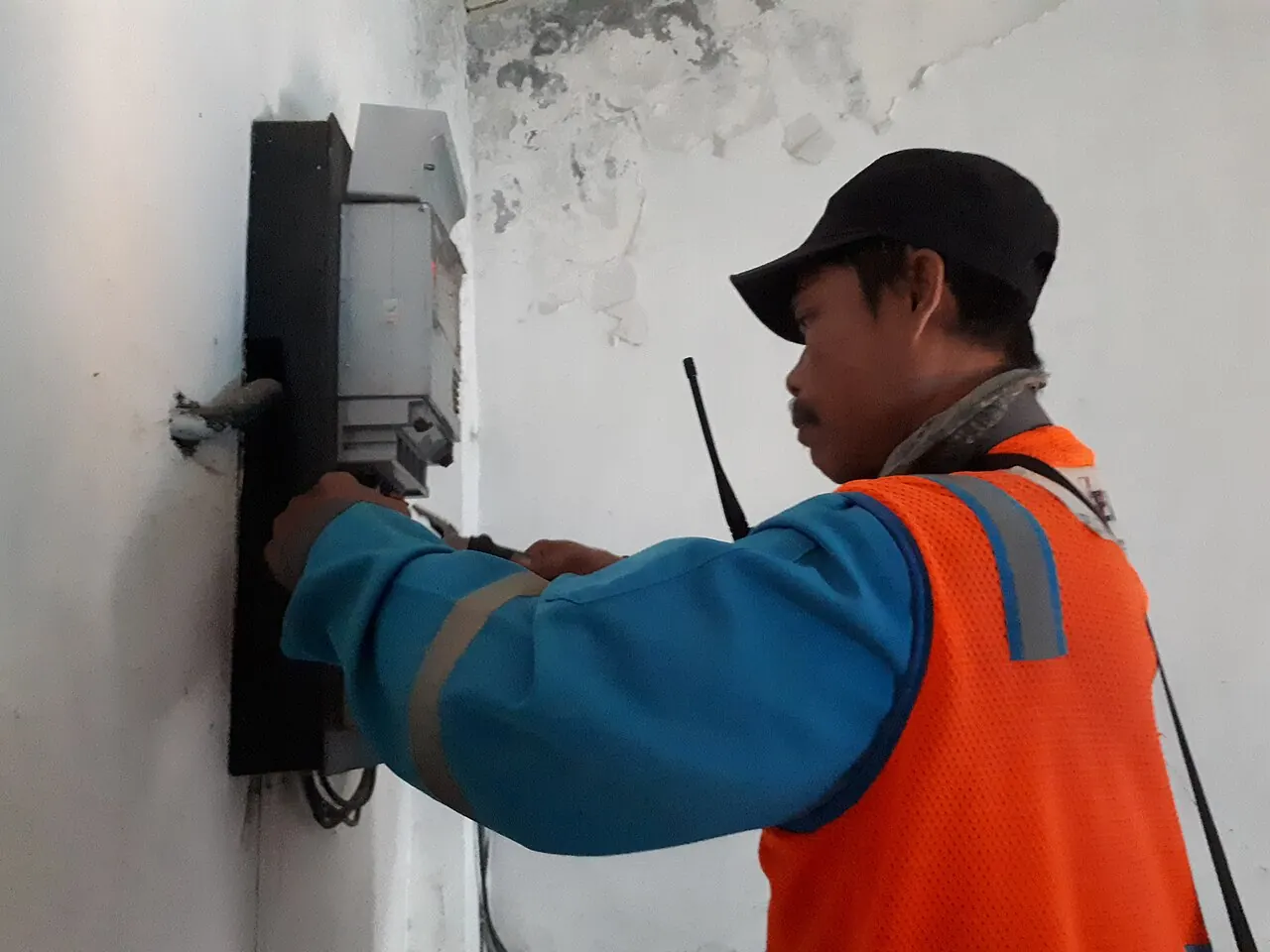 Electricista revisando un medidor