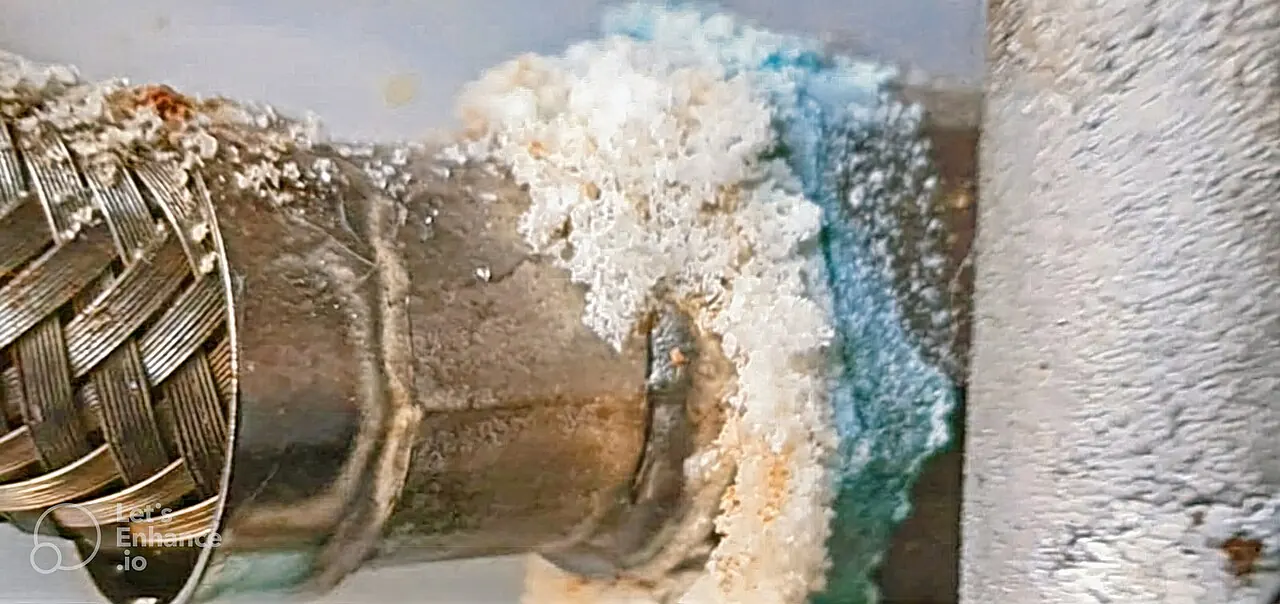 Conexión de agua caliente con sarro