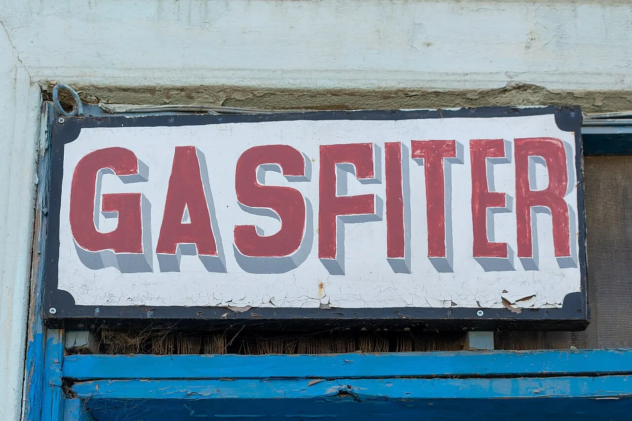 Letrero pintado a mano que dice gásfiter, en Limache