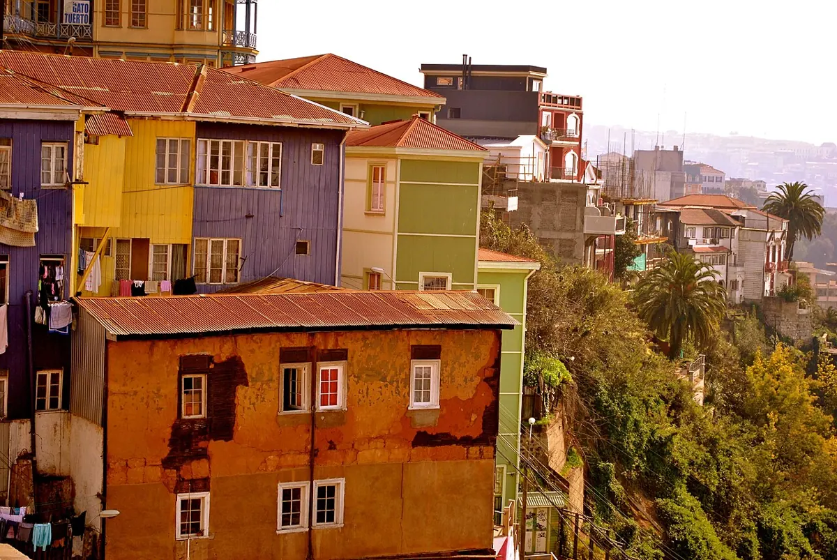 Casas de colores en el cerro Bellavista, Valparaíso